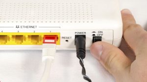 Khởi động lại Router là một trong những cách khắc phục tình trạng mạng chậm bất thường